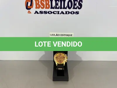 LOTE 015 - 01 RELÓGIO DOURADO COM PULSEIRA EMBORRACHADA PRETA (NO ESTADO, NÃO SABEMOS SE FUNCIONA. LEILÃO NÃO TEM GARANTIA E NEM DEVOLUÇÃO)