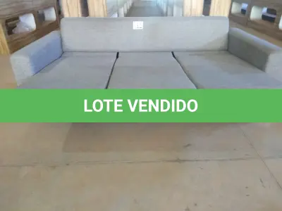 LOTE 011 - 01 (UM) SOFÁ CAMA 03 LUGARES EM TECÍDO NA COR CINZA, COM 06 (SEIS) ALMOFADAS. (NO ESTADO).