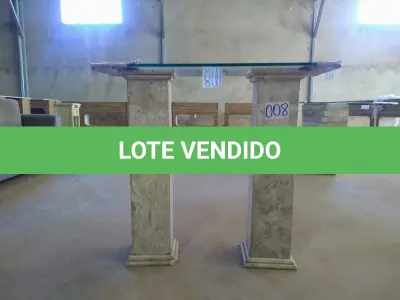 LOTE 008 - 01 APARADOR BASE EM MARMORE COM TAMPO EM VIDRO (NO ESTADO).