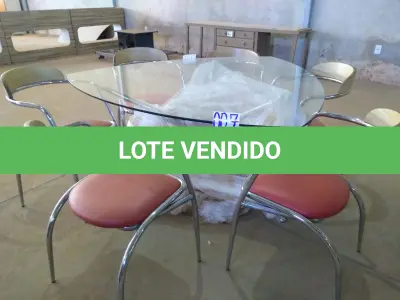 LOTE 007 - 01 (UMA) MESA TRIÂNGULAR COM TAMPO EM VIDRO, COM 06 (SEIS) CADEIRAS ALMOFADADAS NA COR VERMELHA E PÉS CROMADOS. (NO ESTADO).