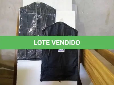 LOTE 019 - 02 (DUAS) CAPAS PROTETORAS PARA TERNO, ESTOJOS, NECESSAIRES, 02 (DUAS) MOCHILAS PEQUENAS, 02 (DUAS) INFLÁVEIS PARA PISCINA E SACOLAS. (NO ESTADO).