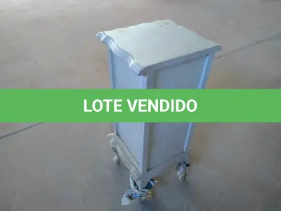 LOTE 010 - 01 (UMA) MESINHA DE TELEFÔNE COM 01 GAVETA EM MADEIRA COR CLARA. (NO ESTADO).