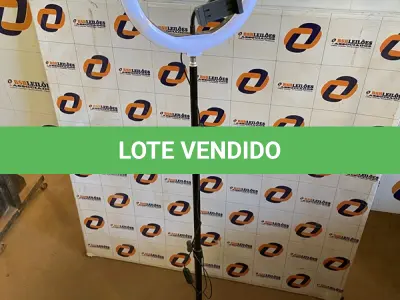 LOTE 087 - 01 RINGLIGHT COM TRIPÉ DE 2 METROS (NO ESTADO, NÃO SABEMOS SE FUNCIONA. LEILÃO NÃO TEM GARANTIA E NEM DEVOLUÇÃO)