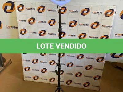 LOTE 087 - 01 RINGLIGHT COM TRIPÉ DE 2 METROS (NO ESTADO, NÃO SABEMOS SE FUNCIONA. LEILÃO NÃO TEM GARANTIA E NEM DEVOLUÇÃO)