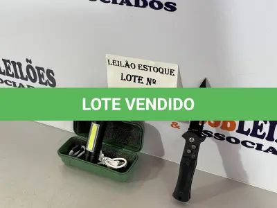 LOTE 058 - 01 KIT LANTERNA MILITAR + CANIVETE (NO ESTADO, NÃO SABEMOS SE FUNCIONA. LEILÃO NÃO TEM GARANTIA E NEM DEVOLUÇÃO)