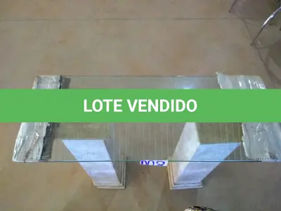 LOTE 008 - 01 APARADOR BASE EM MARMORE COM TAMPO EM VIDRO (NO ESTADO).