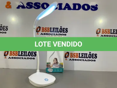 LOTE 046 - 01 LAMPADA DE MESA LED COM BATERIA INCLUSA (NO ESTADO, NÃO SABEMOS SE FUNCIONA. LEILÃO NÃO TEM GARANTIA E NEM DEVOLUÇÃO)