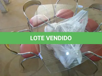 LOTE 007 - 01 (UMA) MESA TRIÂNGULAR COM TAMPO EM VIDRO, COM 06 (SEIS) CADEIRAS ALMOFADADAS NA COR VERMELHA E PÉS CROMADOS. (NO ESTADO).