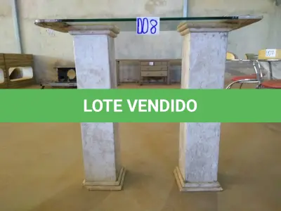LOTE 008 - 01 APARADOR BASE EM MARMORE COM TAMPO EM VIDRO (NO ESTADO).