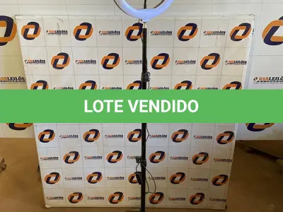 LOTE 087 - 01 RINGLIGHT COM TRIPÉ DE 2 METROS (NO ESTADO, NÃO SABEMOS SE FUNCIONA. LEILÃO NÃO TEM GARANTIA E NEM DEVOLUÇÃO)