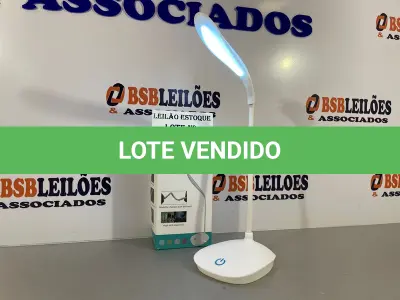 LOTE 076 - 01 LÂMPADA DE MESA LED COM BATERIA INCLUSA (NO ESTADO, NÃO SABEMOS SE FUNCIONA. LEILÃO NÃO TEM GARANTIA E NEM DEVOLUÇÃO)
