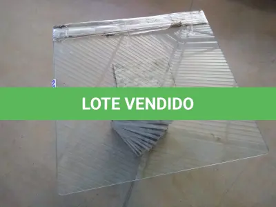 LOTE 009 - 01 (UMA) MESA DE JANTAR COM TAMPO EM VIDRO, PÉS EM MARMORE RETORCIDO. (NO ESTADO).