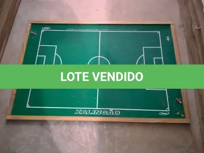 LOTE 015 - 02 (DOIS) QUADROS PINTURA DE “BAIANA”, 01 (UM) MINI QUADRO DE GIRASSOL E 01 QUADRO PARA FUTEBOL DE BOTÃO MARCA XALINGÃ.(NO ESTADO)