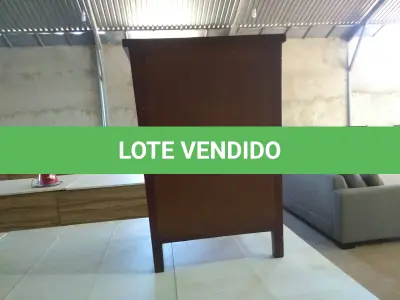 LOTE 012 - 01 (UMA) CÔMODA EM MADEIRA ESCURA COM 04 (QUATRO) GAVETAS. (NO ESTADO)