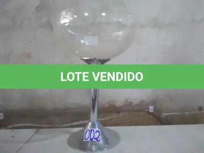 LOTE 002 - 01(UMA) CHAMPANHEIRA TAÇA ACRÍLICO TRANSPARENTE, COM BASE EM INOX TAMANHO GRANDE. (NO ESTADO).  