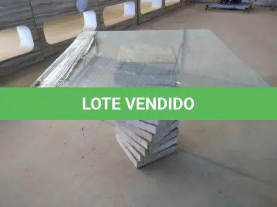 LOTE 009 - 01 (UMA) MESA DE JANTAR COM TAMPO EM VIDRO, PÉS EM MARMORE RETORCIDO. (NO ESTADO).