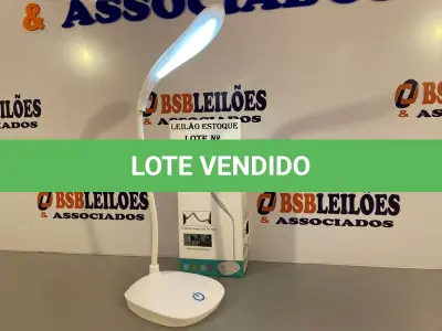 LOTE 076 - 01 LÂMPADA DE MESA LED COM BATERIA INCLUSA (NO ESTADO, NÃO SABEMOS SE FUNCIONA. LEILÃO NÃO TEM GARANTIA E NEM DEVOLUÇÃO)
