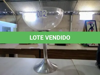 LOTE 002 - 01(UMA) CHAMPANHEIRA TAÇA ACRÍLICO TRANSPARENTE, COM BASE EM INOX TAMANHO GRANDE. (NO ESTADO).  