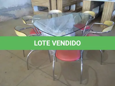 LOTE 007 - 01 (UMA) MESA TRIÂNGULAR COM TAMPO EM VIDRO, COM 06 (SEIS) CADEIRAS ALMOFADADAS NA COR VERMELHA E PÉS CROMADOS. (NO ESTADO).