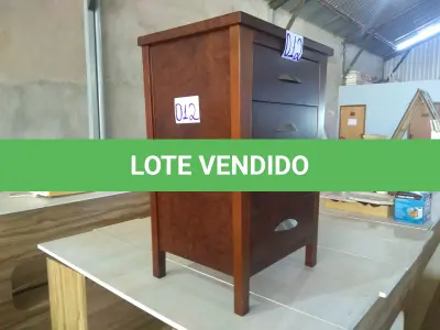 LOTE 012 - 01 (UMA) CÔMODA EM MADEIRA ESCURA COM 04 (QUATRO) GAVETAS. (NO ESTADO)