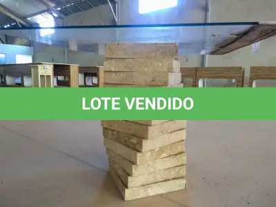 LOTE 009 - 01 (UMA) MESA DE JANTAR COM TAMPO EM VIDRO, PÉS EM MARMORE RETORCIDO. (NO ESTADO).