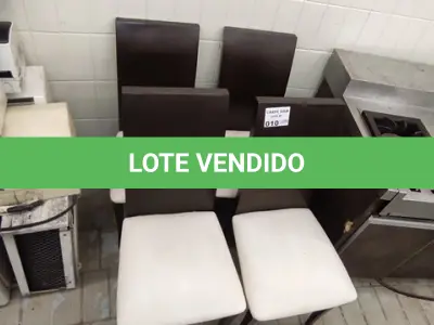 LOTE 010 - 04 CADEIRAS ALMOFADADAS COM ENCOSTO EM MADEIRA.(NO ESTADO DE CONSERVAÇÃO QUE SE ENCONTRAM. LEILÃO NÃO TEM GARANTIA E NEM DEVOLUÇÃO).
