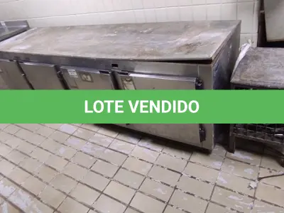 LOTE 031 - 01 BALCÃO REFRIGERADO COM 04 PORTAS EM INOX. (NO ESTADO, NÃO SABEMOS SE FUNCIONA. LEILÃO NÃO TEM GARANTIA E NEM DEVOLUÇÃO).