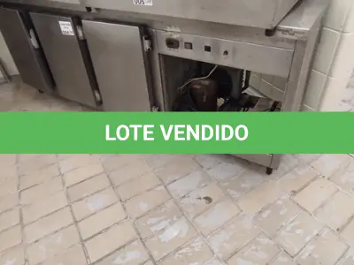 LOTE 004 - 01 BALCÃO REFRIGERADOR COM 03 PORTAS EM INOX, MARCA SERVINOX.(NO ESTADO DE CONSERVAÇÃO QUE SE ENCONTRA. LEILÃO NÃO TEM GARANTIA E NEM DEVOLUÇÃO).