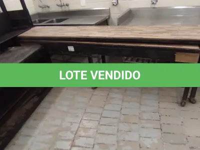 LOTE 001 - 05 MESAS EM MADEIRA, SENDO 04 TIPOS BALCÃO, 01 QUADRO NEGRO PEQUENO E 01 ARMÁRIO BAIXO.(NO ESTADO DE CONSERVAÇÃO QUE SE ENCONTRAM. LEILÃO NÃO TEM GARANTIA E NEM DEVOLUÇÃO).