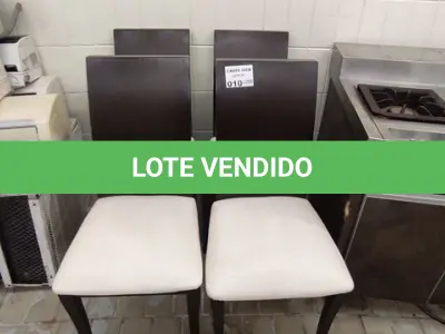 LOTE 010 - 04 CADEIRAS ALMOFADADAS COM ENCOSTO EM MADEIRA.(NO ESTADO DE CONSERVAÇÃO QUE SE ENCONTRAM. LEILÃO NÃO TEM GARANTIA E NEM DEVOLUÇÃO).