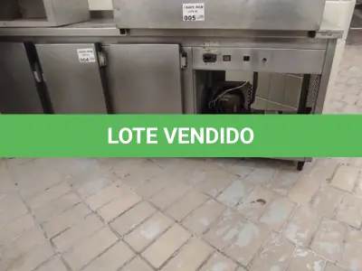 LOTE 004 - 01 BALCÃO REFRIGERADOR COM 03 PORTAS EM INOX, MARCA SERVINOX.(NO ESTADO DE CONSERVAÇÃO QUE SE ENCONTRA. LEILÃO NÃO TEM GARANTIA E NEM DEVOLUÇÃO).