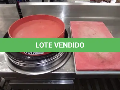 LOTE 016 - 01 LOTE COM DIVERSAS BANDEJAS, SENDO 04 DE PLÁSTICO, DEMAIS DE INOX E 04 TÁBUAS DE POLIETILENO PARA CORTAR ALIMENTOS.(NO ESTADO DE CONSERVAÇÃO QUE SE ENCONTRAM. LEILÃO NÃO TEM GARANTIA E NEM DEVOLUÇÃO).