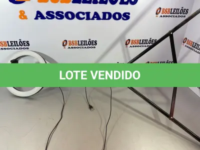 LOTE 122 - 01 RINGLIGHT + TRIPÉ DE 2 METROS (NO ESTADO, NÃO SABEMOS SE FUNCIONA. LEILÃO NÃO TEM GARANTIA E NEM DEVOLUÇÃO)