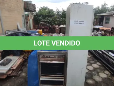 LOTE 035 - 01 ARMÁRIO ROUPEIRO 4 PORTAS E FORNO CONTINENTAL  (NO ESTADO, NÃO SABEMOS SE FUNCIONA. LEILÃO NÃO TEM GARANTIA E NEM DEVOLUÇÃO).