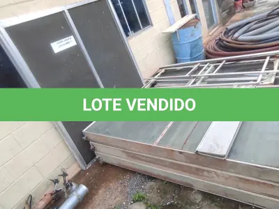 LOTE 055 - 01 LOTE COM AQUECEDORES SOLAR ,PORTAS PARA BANHEIRO ANTIGA E TELAS (NO ESTADO, NÃO SABEMOS SE FUNCIONA. LEILÃO NÃO TEM GARANTIA E NEM DEVOLUÇÃO).