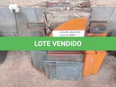 LOTE 047 - 01 LOTE COM VIDROS PARA ESTANTE (NO ESTADO, NÃO SABEMOS SE FUNCIONA. LEILÃO NÃO TEM GARANTIA E NEM DEVOLUÇÃO).