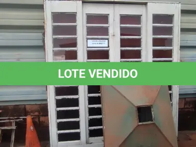 LOTE 060 - 01 PORTA DE FERRO E VIDRO E 01 COIFA EM FERRO (NO ESTADO, NÃO SABEMOS SE FUNCIONA. LEILÃO NÃO TEM GARANTIA E NEM DEVOLUÇÃO).