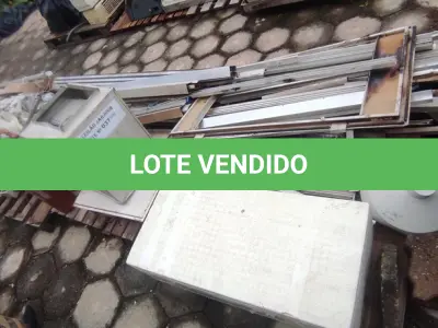 LOTE 037 - 01 LOTE COM PERSIANAS E PERFIS EM ALUMÍNIO (NO ESTADO, NÃO SABEMOS SE FUNCIONA. LEILÃO NÃO TEM GARANTIA E NEM DEVOLUÇÃO).