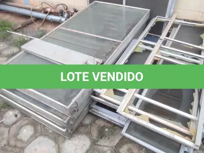 LOTE 055 - 01 LOTE COM AQUECEDORES SOLAR ,PORTAS PARA BANHEIRO ANTIGA E TELAS (NO ESTADO, NÃO SABEMOS SE FUNCIONA. LEILÃO NÃO TEM GARANTIA E NEM DEVOLUÇÃO).