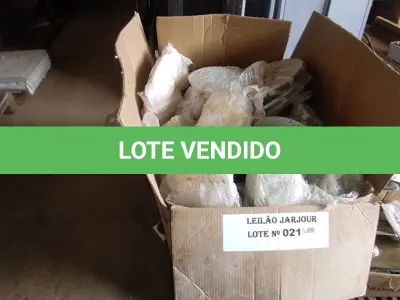 LOTE 021 -  01 LOTE COM LUMINÁRIAS ANTIGAS EM VIDRO (NO ESTADO, NÃO SABEMOS SE FUNCIONA. LEILÃO NÃO TEM GARANTIA E NEM DEVOLUÇÃO).