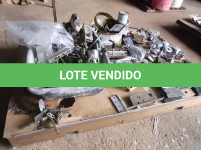 LOTE 002 - 01 LOTE FECHADURAS E DOBRADIÇAS ANTIGAS (NO ESTADO, NÃO SABEMOS SE FUNCIONA. LEILÃO NÃO TEM GARANTIA E NEM DEVOLUÇÃO).