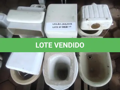 LOTE 068 - 05 VASOS SANITÁRIOS SENDO 02 COM CAIXA ACOPLADAS ,01 BIDÊ (NO ESTADO, NÃO SABEMOS SE FUNCIONA. LEILÃO NÃO TEM GARANTIA E NEM DEVOLUÇÃO).