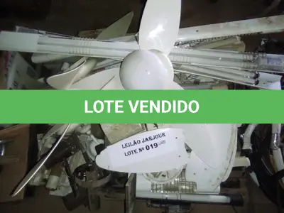 LOTE 019 -  01 LOTE COM LUMINÁRIAS E VENTILADORES DE TETO (NO ESTADO, NÃO SABEMOS SE FUNCIONA. LEILÃO NÃO TEM GARANTIA E NEM DEVOLUÇÃO).
