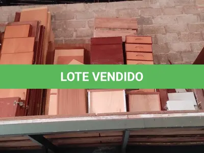 LOTE 024 - 01  LOTE COM PORTAS EM MADEIRA ,PORTAIS EM MADEIRA E GAVETAS (NO ESTADO, NÃO SABEMOS SE FUNCIONA. LEILÃO NÃO TEM GARANTIA E NEM DEVOLUÇÃO).