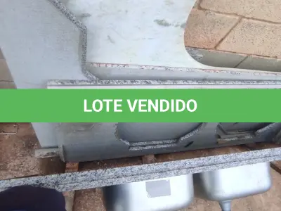 LOTE 030 - 01 PIA EM MÁRMORE COM 2 CUBAS E PEDRAS EM MÁRMORE (NO ESTADO, NÃO SABEMOS SE FUNCIONA. LEILÃO NÃO TEM GARANTIA E NEM DEVOLUÇÃO).