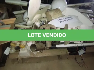 LOTE 019 -  01 LOTE COM LUMINÁRIAS E VENTILADORES DE TETO (NO ESTADO, NÃO SABEMOS SE FUNCIONA. LEILÃO NÃO TEM GARANTIA E NEM DEVOLUÇÃO).