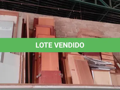 LOTE 024 - 01  LOTE COM PORTAS EM MADEIRA ,PORTAIS EM MADEIRA E GAVETAS (NO ESTADO, NÃO SABEMOS SE FUNCIONA. LEILÃO NÃO TEM GARANTIA E NEM DEVOLUÇÃO).
