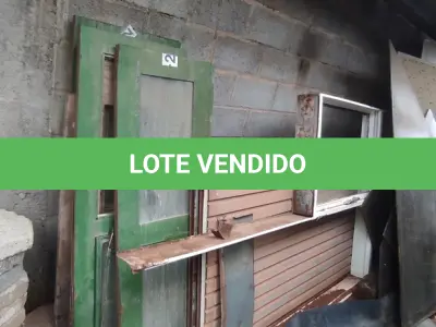 LOTE 063 - 01 LOTE COM PORTAS EM FERRO , VITRÔS ,PLACAS DE POLICARBONATO (NO ESTADO, NÃO SABEMOS SE FUNCIONA. LEILÃO NÃO TEM GARANTIA E NEM DEVOLUÇÃO).