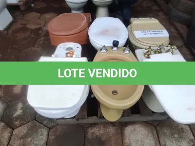 LOTE 065 - 01 LOTE COM 04 VASOS SANITÁRIOS E 02 BIDÊS (NO ESTADO, NÃO SABEMOS SE FUNCIONA. LEILÃO NÃO TEM GARANTIA E NEM DEVOLUÇÃO).