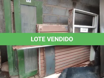 LOTE 063 - 01 LOTE COM PORTAS EM FERRO , VITRÔS ,PLACAS DE POLICARBONATO (NO ESTADO, NÃO SABEMOS SE FUNCIONA. LEILÃO NÃO TEM GARANTIA E NEM DEVOLUÇÃO).